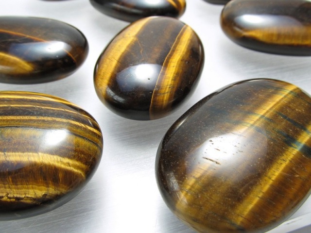 タイガーアイ ホットストーン 重さ 約70-80グラム 大きさ約6cm×4cm