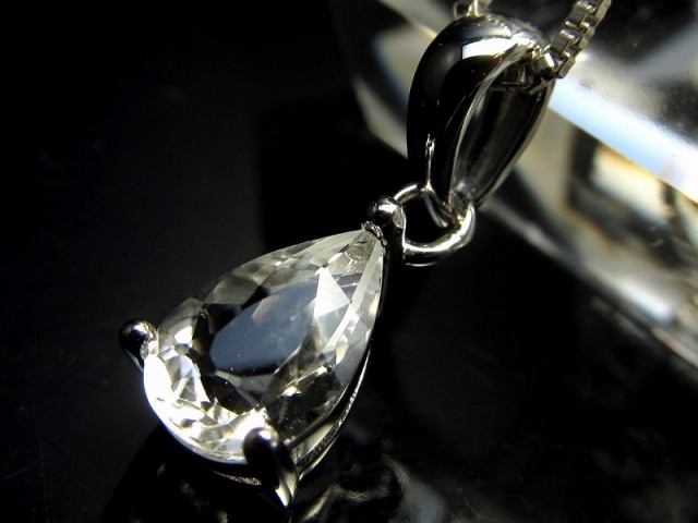 鑑別書付属 世界一波動の高い石 フェナカイト ペアシェイプミックスカット ペンダントトップ ケース付き 石サイズ縦約8.3mm 1.0ct SILVER925