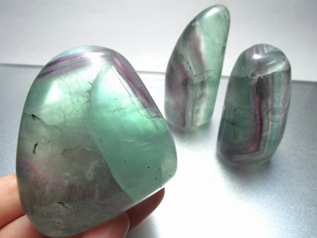 フローライト ポリッシュストーン 重さ240-260g グリーンパープルカラー 磨き石 受験 未熟な部分を成長させてくれる石 パワーストーン 天然石