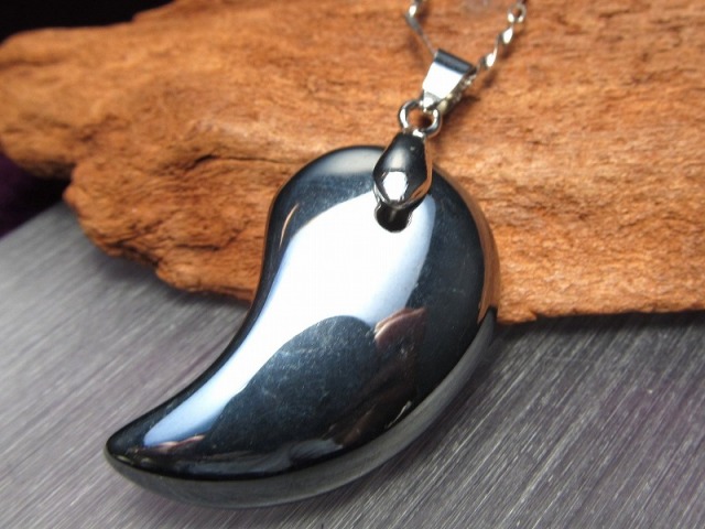 テラヘルツ鉱石 勾玉型 ペンダントトップ 縦約35mm前後 重さ10g前後 1個売り 勾玉 つやつや光沢 話題の 高純度 テラヘルツ 鉱石 2026年 検査機関にて検査済み