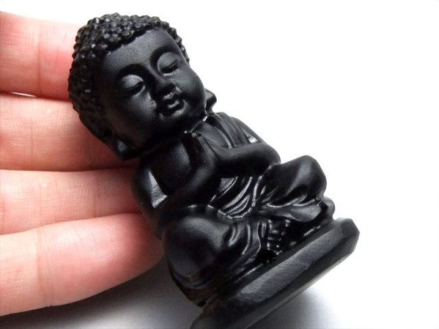穏やかな表情 ミニ大仏 オブシディアン彫刻 坐像(ざぞう)阿弥陀如来像 置物 高さ約68mm 台座無しの高さ約63mm 風水やインテリアに 2022年10月入荷の画像有り