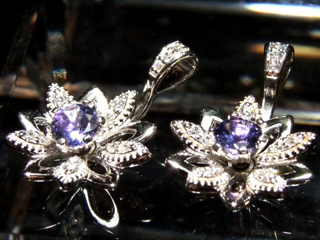 装飾の花びら部分が回転 5A タンザナイト フラワーモチーフ ペンダントトップ 約5mm 超透明宝石質 装飾部分に動きがあるので煌めき倍増
