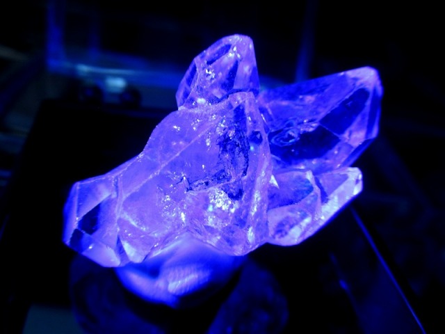 ミニチュア原石シリーズ 超希少 オイルインクォーツ 原石 ケース付き オイル水晶 コレクションや標本に 幻想的な蛍光発色 古代の石油を内包した激レア水晶