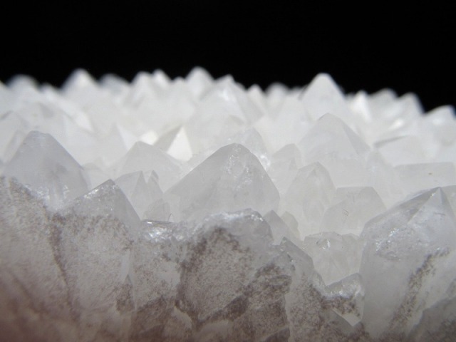 六角水晶　ハート型　クラスター シュールな味わい。晶洞を加工したハート型の水晶クラスター（Quartz 置物