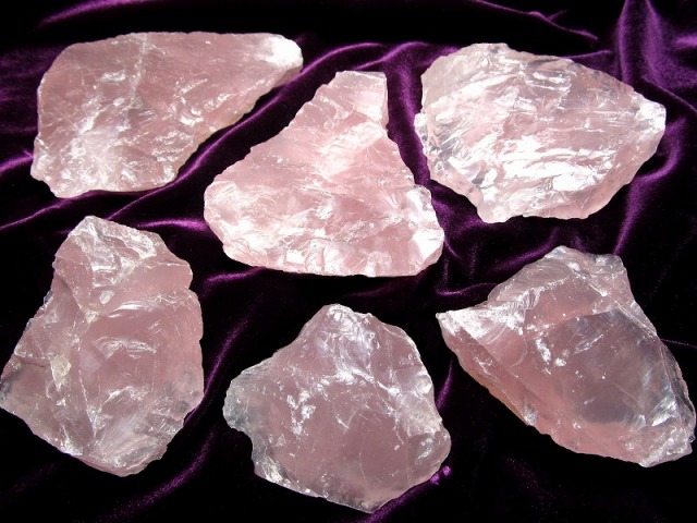ディープローズクォーツ ラフ 原石 重さ約300g-350g 透明感抜群