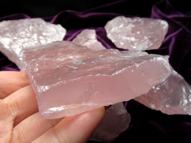 ディープローズクォーツ ラフ 原石 重さ約300g-350g 透明感抜群