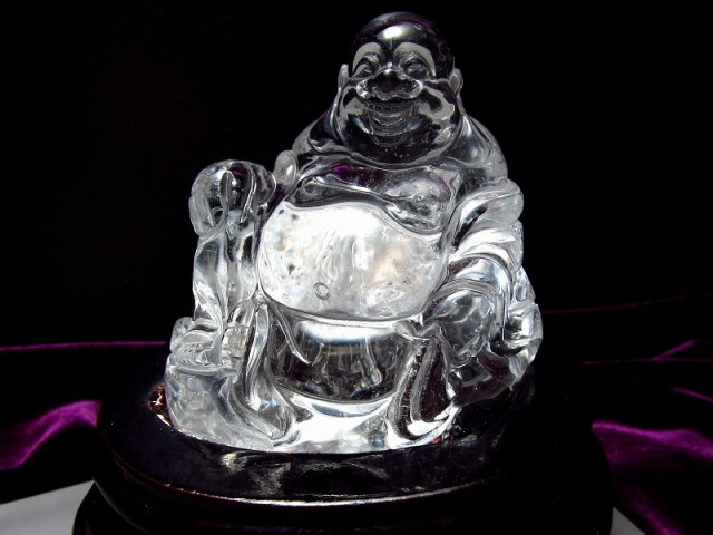 #伝統工芸士　保山作　水晶彫刻 布袋像 台座付き 楽天市場】天然水晶 布袋様彫りレインボークォーツ 水晶布袋様彫り置物