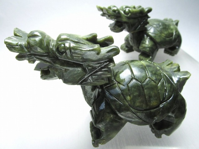 財運を高める瑞獣 サーペンティン 龍亀 ロングイ 彫刻置物 350g-450g前後 縦約10.5cm×横約5cm×高さ約7cm インテリアに 蛇紋石 風格のある深緑