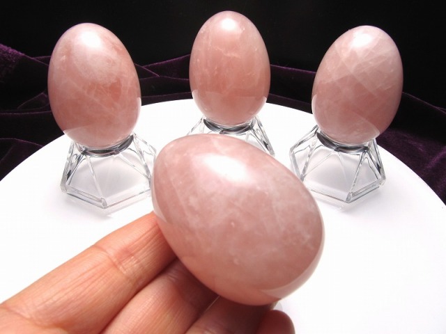 ローズクォーツ エッグ型置物 重さ約80g-90g前後 高さ50mm前後 恋愛運