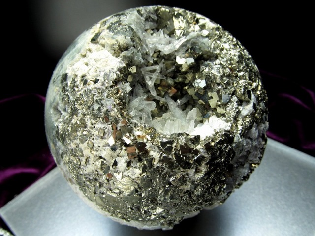奇跡の共生 パイライト フローライトの共生 丸玉 台座付 直径75mm 重さ721g ド迫力の輝き 厄除け&金運上昇のお守りに 黄鉄鉱 蛍石 湖南省産 パワーストーン