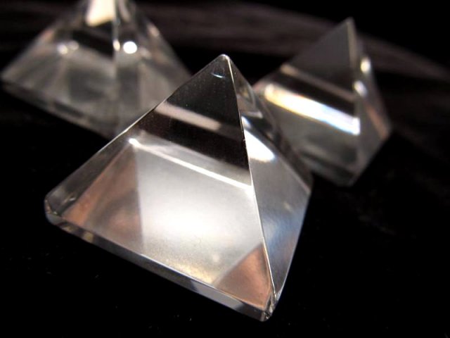 ピラミッド 水晶 置物 高さ約15mm 幅約21mm ピラミッドパワー 天然石 パワーストーン 風水 ミニサイズ ブラジル産 パワーストーン 天然石