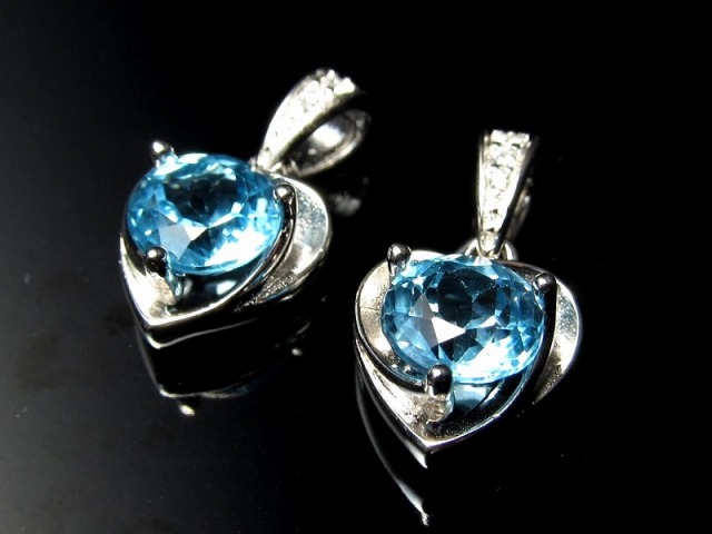 スイスブルートパーズ ペンダントトップ ハート型モチーフ ラウンドブリリアントカット 石サイズ直径約7mm 透明度抜群 爽やかなスカイブルー Silver925