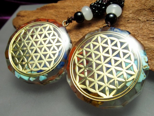 7種チャクラ対応 フラワーオブライフ 12角形 ペンダント 紐付き オルゴナイトタイプ 縦約36mm 大人気スピリチュアルグッズ チャクラストーン7種