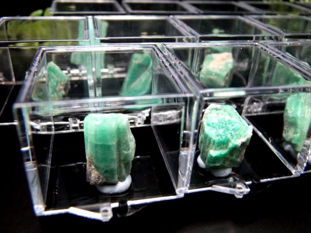 ミニチュア原石シリーズ 4A エメラルド 結晶 原石 ケース付き Mサイズ