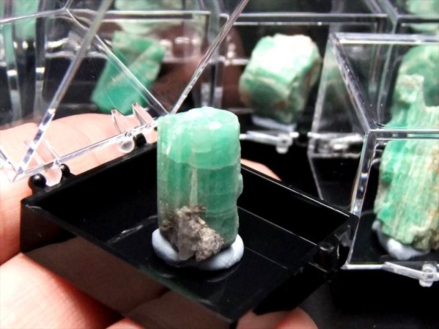 ミニチュア原石シリーズ 4A エメラルド 結晶 原石 ケース付き Mサイズ 原石の重さ6g-8g 世界四大宝石 叡智と愛の象徴 コレクションや標本に