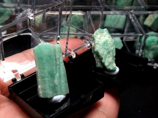 エメラルド入り原石 4960g 希少品 ミニチュア原石シリーズ 4A エメラルド 結晶 原石 ケース付き Mサイズ