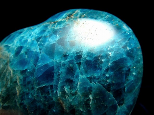 アパタイト 燐灰石 ハート型 置物 専用木製台座付 重さ329g 絆を強める石 深い水色 魅惑の宝石 不安の解消に 一点もの ブラジル産 パワーストーン 天然石