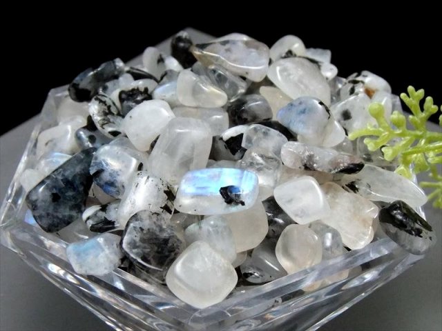 透明感＆ブルーシラー ムーンストーン・バイオタイト さざれ 100グラム 永遠の愛の象徴 インテリアに 粒の大きさ 約3ミリ-10ミリ サザレ