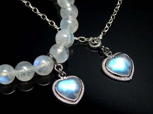 ブレスのチャームにも出来る引き輪付き 4A ブルームーンストーン ハート型 ペンダント トップ 重さ約1.0g-1.2g 装飾枠・引き輪SILVER925 インド産