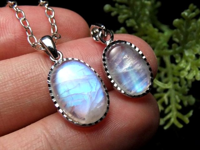 ぷっくりオーバル型 4A+ ブルームーンストーン ペンダント トップ 重さ