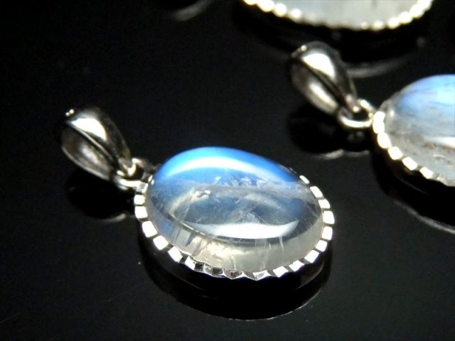 ぷっくりオーバル型 4A+ ブルームーンストーン ペンダント トップ 重さ