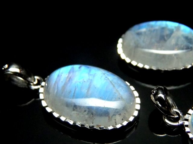 ぷっくりオーバル型 4A+ ブルームーンストーン ペンダント トップ 重さ