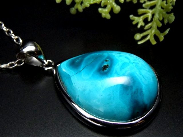 まるで地中海 S級 サマーブルークリソコラ 珪孔雀石 ペンダント トップ 縦27mm 12.8g 幸運と繁栄の象徴 極上天然石 パワーストーン ペルー産 pe-