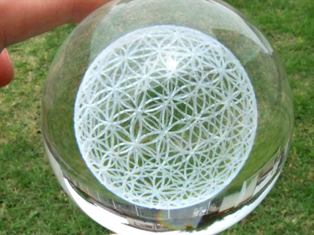 3Dフラワーオブライフ 生命の花 クリスタルガラス製 LED台座付き 直径約67mm LEDライトで幻想的に浮かび上がった 立体フラワーオブライフ 置物 動画あり inmy