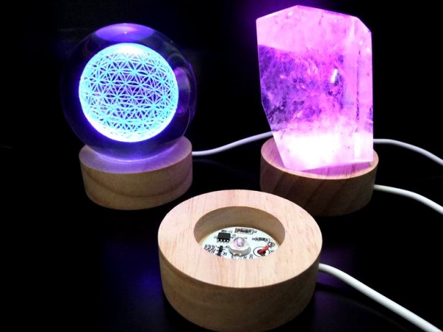 レインボー発光 チャクラカラー 7色 LED発光の木製台座 直径60mm 透明