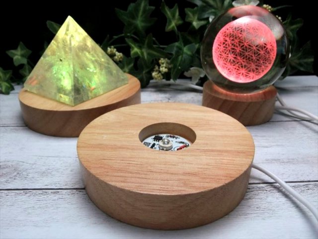 レインボー発光 チャクラカラー 7色 LED発光の木製台座 直径100mm 透明