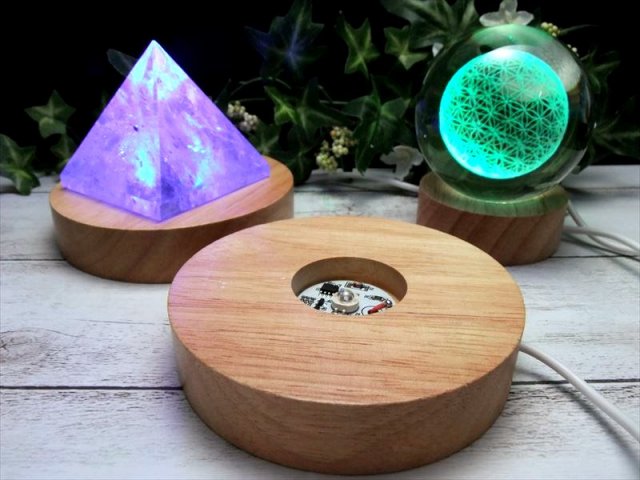 売切り レインボー発光 チャクラカラー 7色 LED発光の木製台座 直径100mm 透明な天然石のディスプレイに ライトアップ LEDディスプレイ台 コード長約140cm