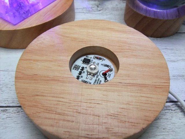 レインボー発光 チャクラカラー 7色 LED発光の木製台座 直径100mm 透明