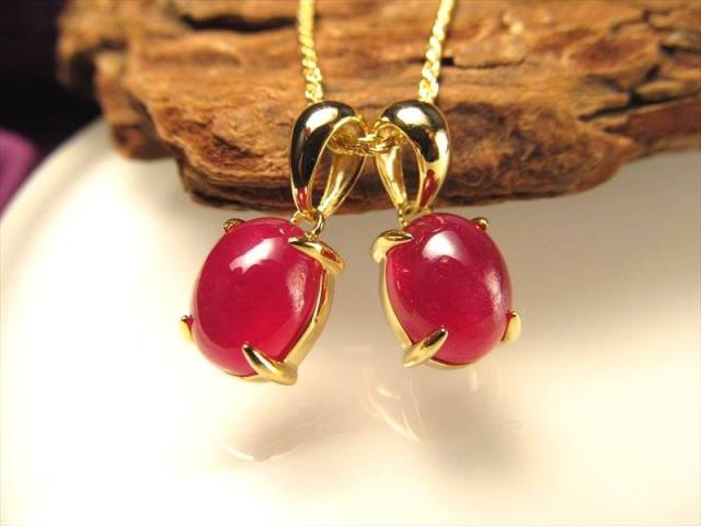 最高級5A 極上ルビー ペンダントトップ ぷっくりオーバル型 石サイズ縦約8mm 宝石の女王 濃い結晶 勝利と情熱 K18製 ミャンマー産