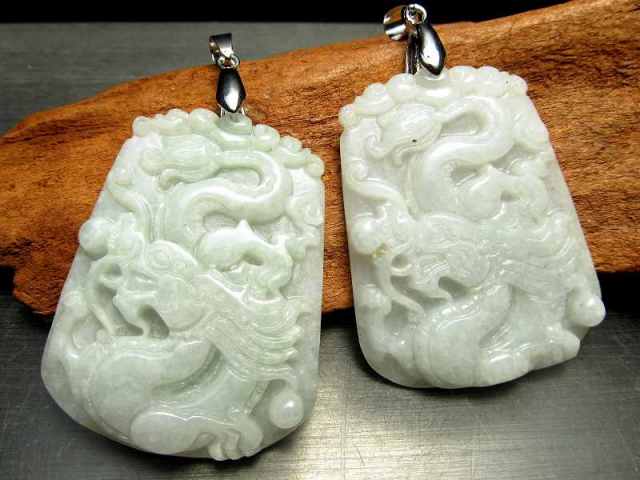 ホワイトグリーンジェイド(翡翠) 龍彫り ペンダントトップ 石