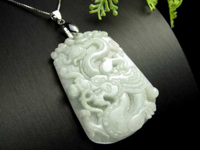 ホワイトグリーンジェイド(翡翠) 龍彫り ペンダントトップ 石