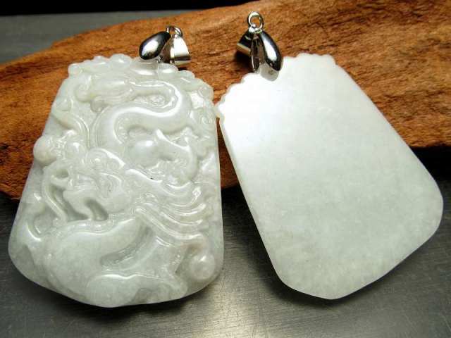 ホワイトグリーンジェイド(翡翠) 龍彫り ペンダントトップ 石