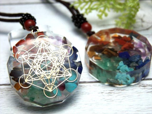 7種チャクラ対応 メタトロンキューブ ペンダント 紐付き オルゴナイトタイプ 直径約36mm 大人気スピリチュアルグッズ チャクラストーン7種