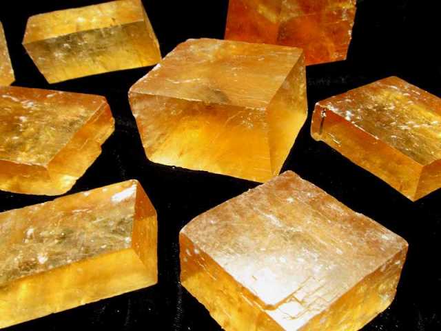 1個売り ゴールデンカルサイト結晶ブロック 約250g-300g 超透明 繁栄と成功の象徴透明感あり 虹入りも 繁栄 成功 希望を表す石