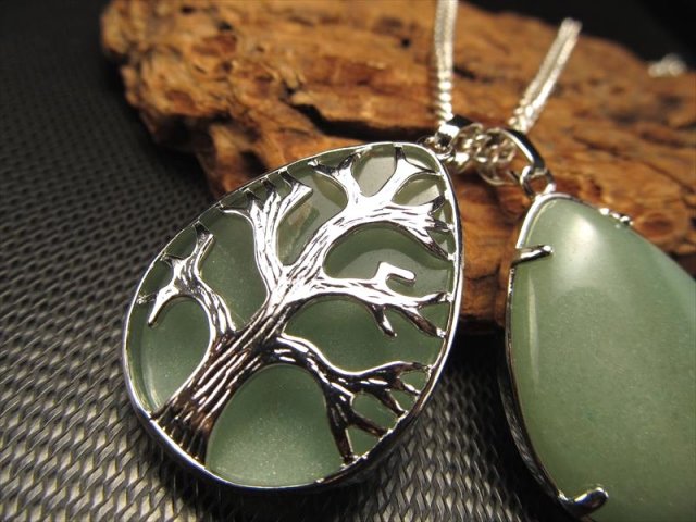 ドロップ型 ツリーオブライフ ペンダントトップ アベンチュリン 縦約33.5mm つやつやドロップ リバーシブル 世界樹モチーフ インド産