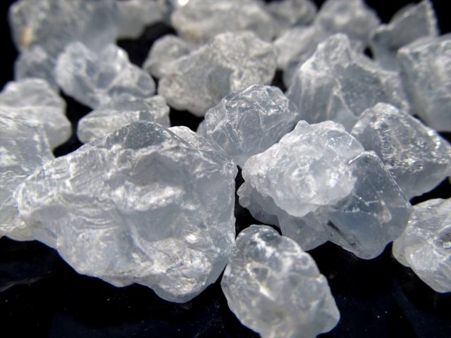 セレスタイト 天青石 結晶原石 さざれ 200グラム 粒の大きさ 約10-30mm 空のように澄み切った青色 天使の石 強力な浄化パワー マダガスカル産 パワーストーン