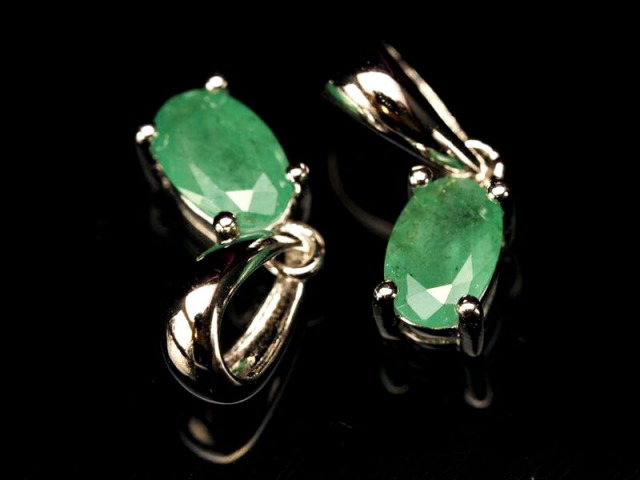 極上3A エメラルド ペンダントトップ オーバルカット Sサイズ 縦約6mm 叡智の象徴 恋愛成就のお守り 透明感あり SILVER925 コロンビア産