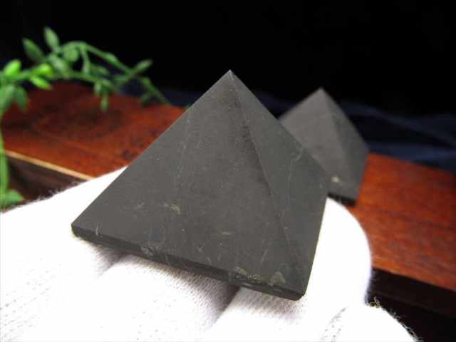 艶なしマットタイプ Sサイズ シュンガイト 艶消しマット ピラミッド 置物 幅約3cm×高さ約1.8cm 1個売り 地球上で唯一の天然フラーレンを含む希少鉱物