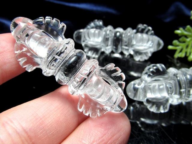 片穴 天然水晶法器彫り クリスタル五鈷杵 ヴァジュラ 彫り物 サイズ約42-45mm×18mm ネックレス ストラップ 一点もの パワーストーン 天然石