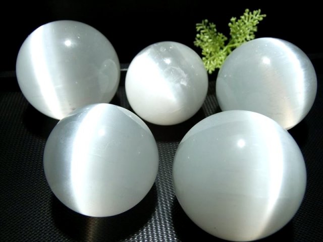純白 聖母マリアのガラス 美品キャッツアイセレナイト(透石膏)丸玉 置物 直径52mm-54mm カルマの浄化に メキシコ産
