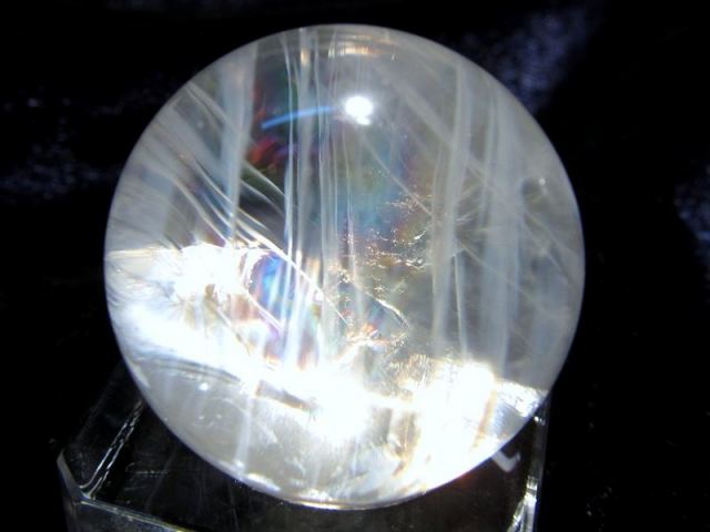 透明感抜群 虹入り エンジェルフェザー 丸玉 直径24mm 重さ約19.3g 超希少な水晶 光で浮かび上がる天使のハシゴ 持ち歩きやすい小さめスフィア お守りとして
