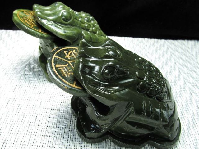 目元可愛い 濃い発色タイプ サーペンティン（蛇紋石）銭蛙（三本脚の 