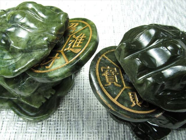 目元可愛い 濃い発色タイプ サーペンティン（蛇紋石）銭蛙（三本
