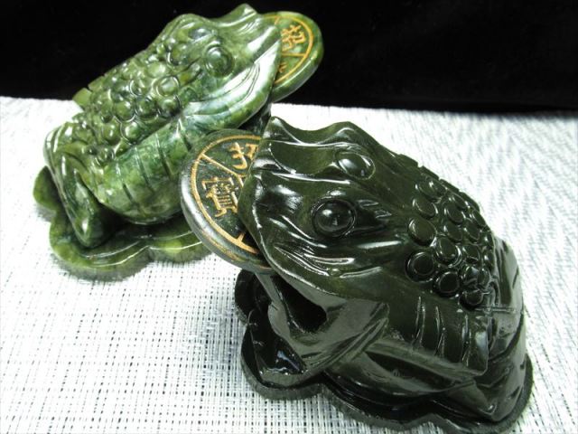 目元可愛い 濃い発色タイプ サーペンティン（蛇紋石）銭蛙（三本脚の  