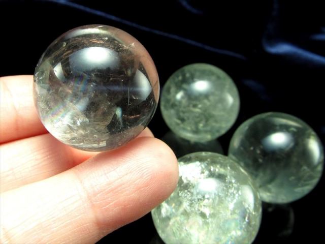 グリーンの水晶玉 Amazon.co.jp: 水晶玉 水晶 丸玉 緑 天然緑色の蛍石水晶玉 完全