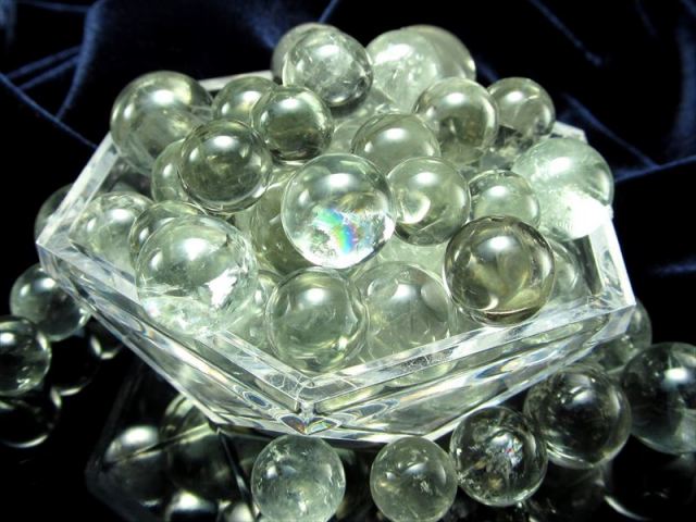 セット売り プラシオライト 緑水晶 丸玉 50gパック 1粒7mm-22mm前後 約15個前後のセット販売 透明グリーンアメジスト 手ごろな小さめサイズ
